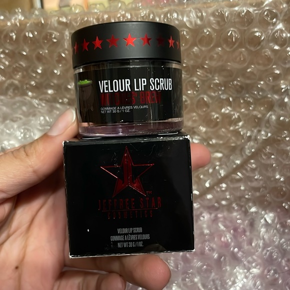 JeffreeStar Velour lip Scrub - Picture 2 of 4
